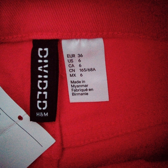 NWT H&M Red Distressed Denim High Waisted Shorts Women's Size 6 - Picture 3 of 8